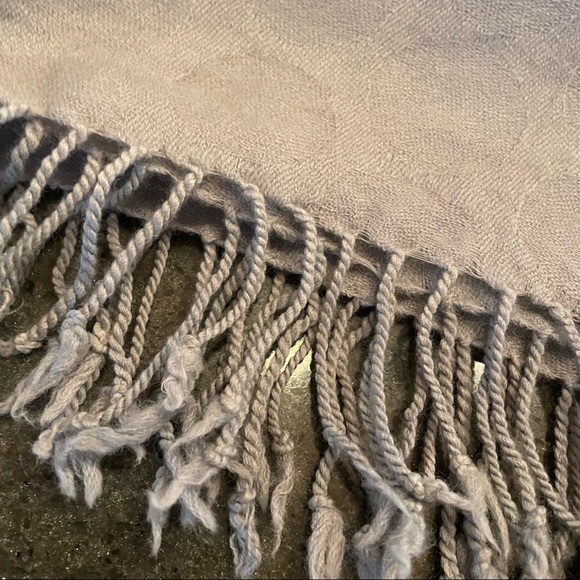 Peter Nygard 100% wool scarf - Picture 3 of 6